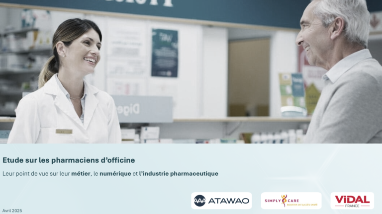 Pharmacienne souriante échangeant avec un patient en officine, image illustrant l’étude ATAWAO Consulting menée avec VIDAL et Simply Care sur les évolutions du métier, du numérique et des relations avec l’industrie pharmaceutique.