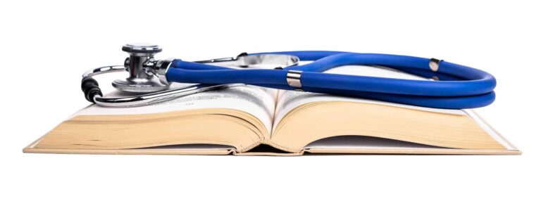 Représentation visuelle de l’expertise ATAWAO Consulting en connaissance médicale : un stéthoscope posé sur un livre ouvert symbolise l’alliance entre savoir scientifique et accompagnement stratégique en santé.